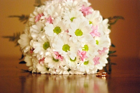Букет невесты из белых и розовых хризантем