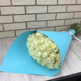 29 белых роз в бумаге