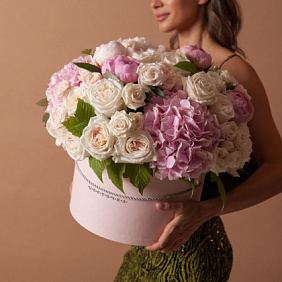Шикарная коробка с гортензией, пионовидной и  кустовой розами