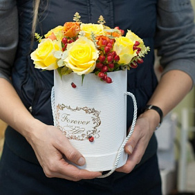 Шляпная коробка с желтыми розами "Однажды осенью"