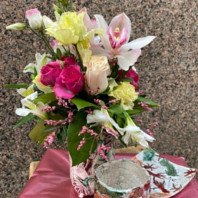 Композиция цветов в авторской вазе из керамики