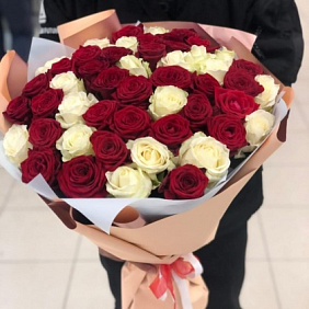 Будет из разноцветных роз