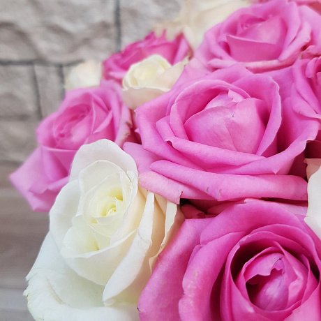 Коробка из 29 белых и розовых роз - Фото 5