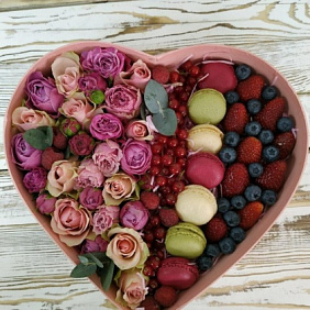 Розы, макаруны и ягоды в коробке в форме сердца (Диаметр 20см)