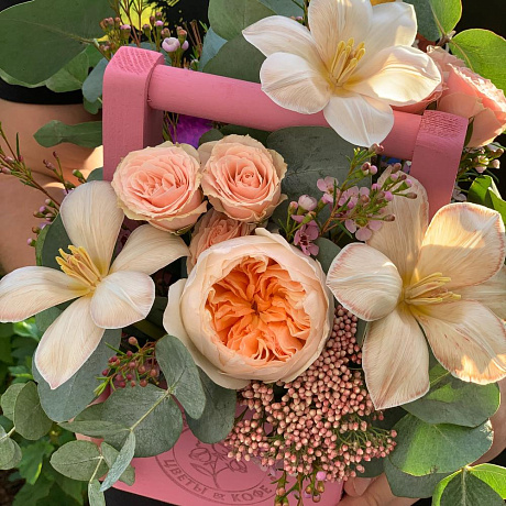 Композиция с пионовидной розой в деревянном ящичке - Фото 4