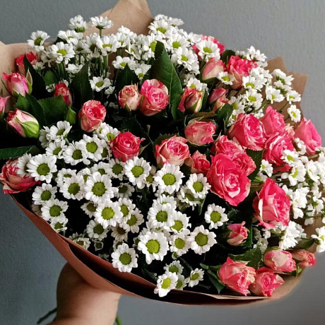 Букет из кустовых роз и хризантем Сантини №2 - Фото 4