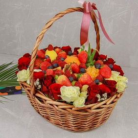 Корзина "31 роза с экзотическими фруктами и ягодами"