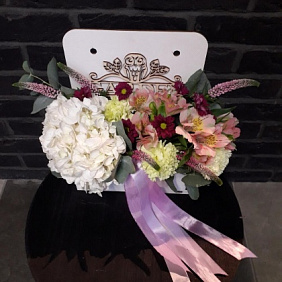 Ящик с белой гортензией