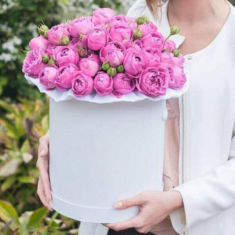 Цветы в коробке из кустовых пионовидных роз - Фото 2