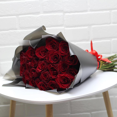 Бордовые розы в упаковке - Фото 5