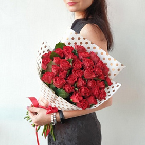 Букет из 35 алых роз в стильной упаковке