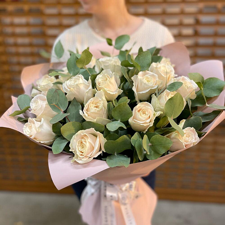 Букет белых роз с эвкалиптом - Фото 2