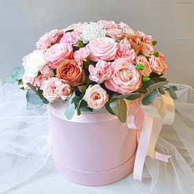 Цветочная композиция из роз в шляпной коробке с лентами