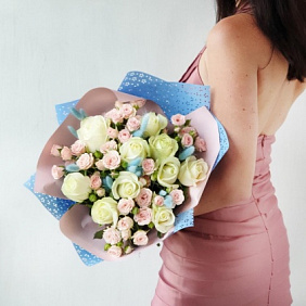 Букет из роз и лагуруса в оригинальной упаковке Нежность шелка №2