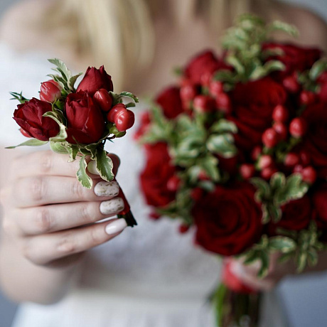 Букет невесты с миксом красных роз и гиперикумом - Фото 4