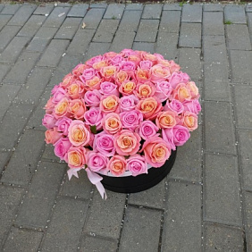 71 роза в черной коробке