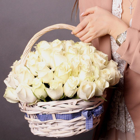 51 белая роза в плетёной корзинке - Фото 6
