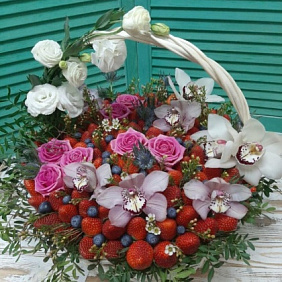 Корзина с клубникой, голубикой, орхидеями и розами (Корзина 35 см)