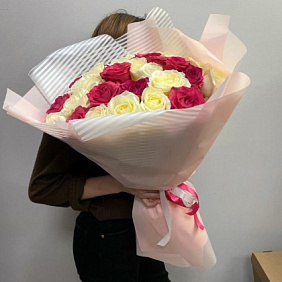 Букет бело-розовых роз