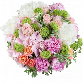 Букет из пионов, роз и кустовых хризантем с фисташкой