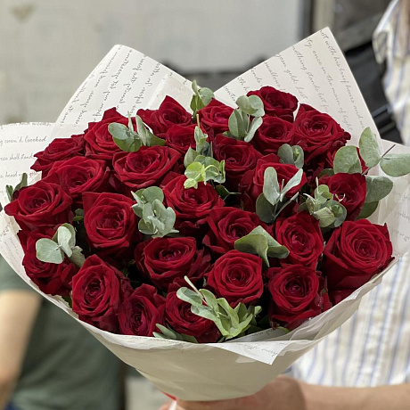 25 красных роз с зеленью - Фото 2