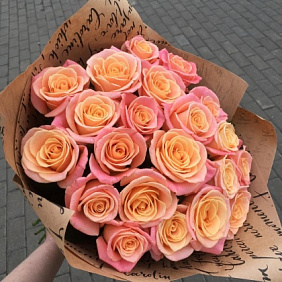 Букет 21 персиково-розовая роза 60см.
