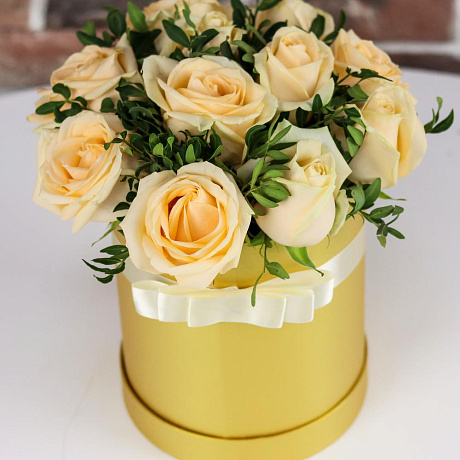 Шляпная коробка из 11 кремовых роз с зеленью. N836 - Фото 5