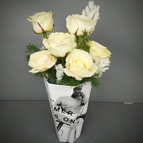 Белые розы в стильной коробочке