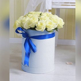 15 кремово-белых роз в маленькой голубой коробке
