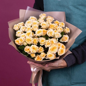 Букет из 19 кремовых кустовых роз №160