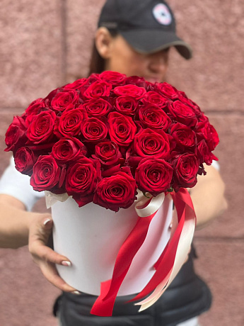 51 красная роза в белой/бежевой коробке - Фото 2