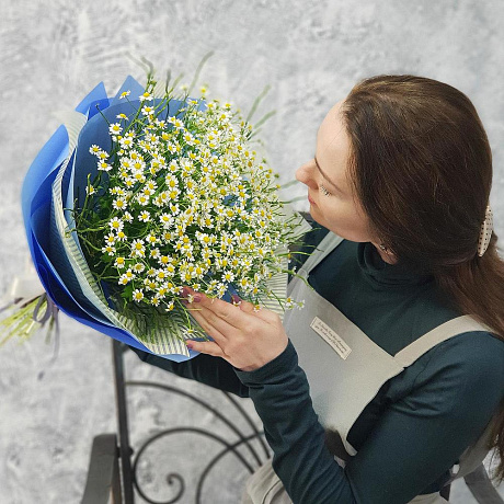 Летний букет ромашек в голубой упаковке №160 - Фото 6