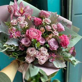 Нежный сиреневый букет с малиновыми акцентами
