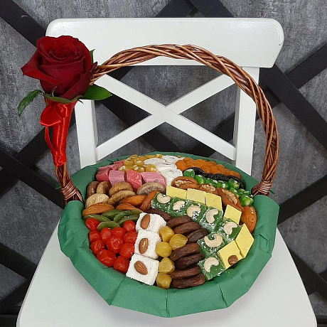 Сухофрукты и сладости в корзине - Фото 2