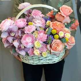 Букет цветов "Роскошное лукошко"