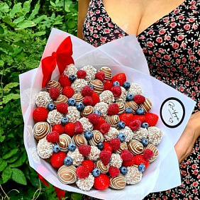 Букет Скарлет с малиной и голубикой