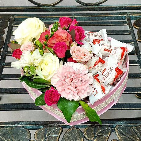 Композиция из роз, гвоздик с конфетами Рафаэлло в форме сердца - Фото 6