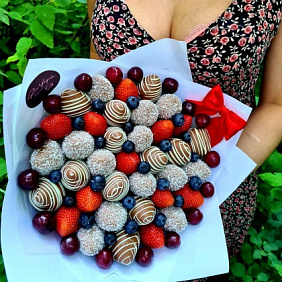 Букет Скарлетт с черешней и малиной