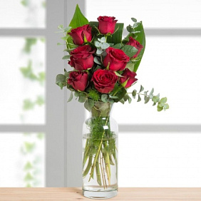 9 роз с зеленью в вазе
