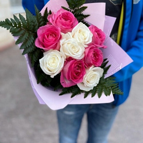 Букет из 9 белых и розовых роз Эквадор в упаковке