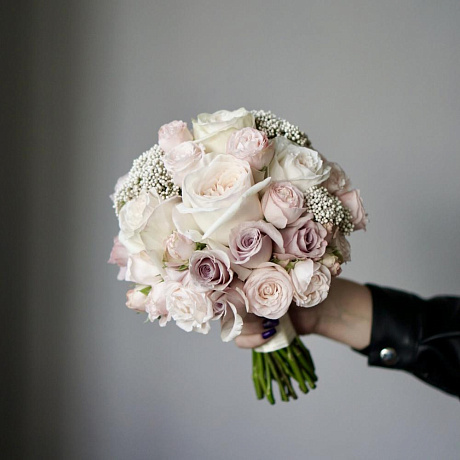 Букет невесты с пудровыми розами и озотамнусом - Фото 2