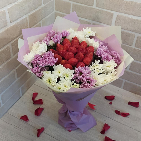 Букет из клубники с хризантемами - Фото 3
