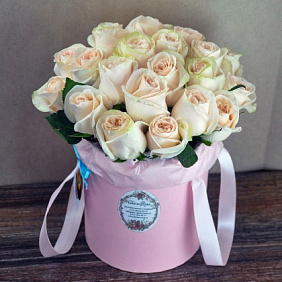 51 Кремовая роза в большой розовой шляпной коробке №312