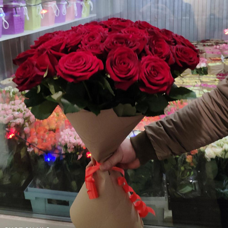 Роза красная крафт упаковке - Фото 4