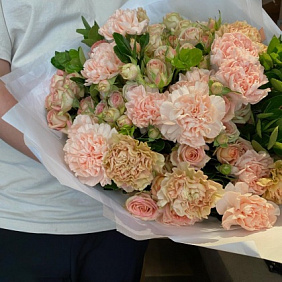 Дуэт Гвоздика и кустовая Роза