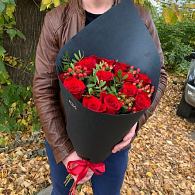 Букет 15 роз с гиперикумом