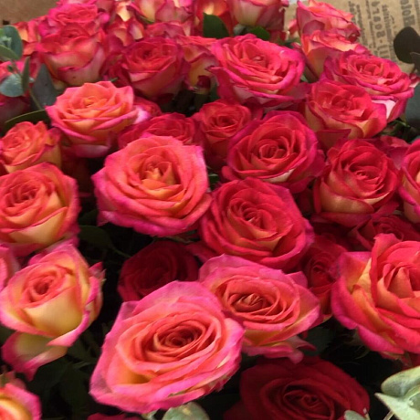 Букет из 15 кустовых роз с эвкалиптом - Фото 6