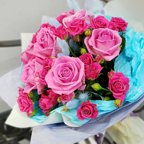 Букет из малиновых роз с голубым лагурусом - Фото 6