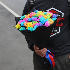 Радужная хризантема в стильной упаковке