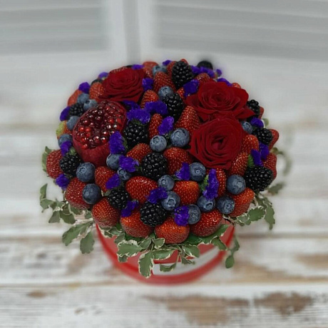 Ягодный букет с розами в шляпной коробке (Коробка 17 см) - Фото 2
